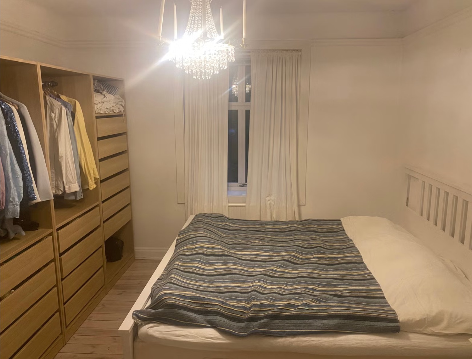 Romslig soverom på 12.5 kvm. Vendt mot fjellvegg uten innsyn